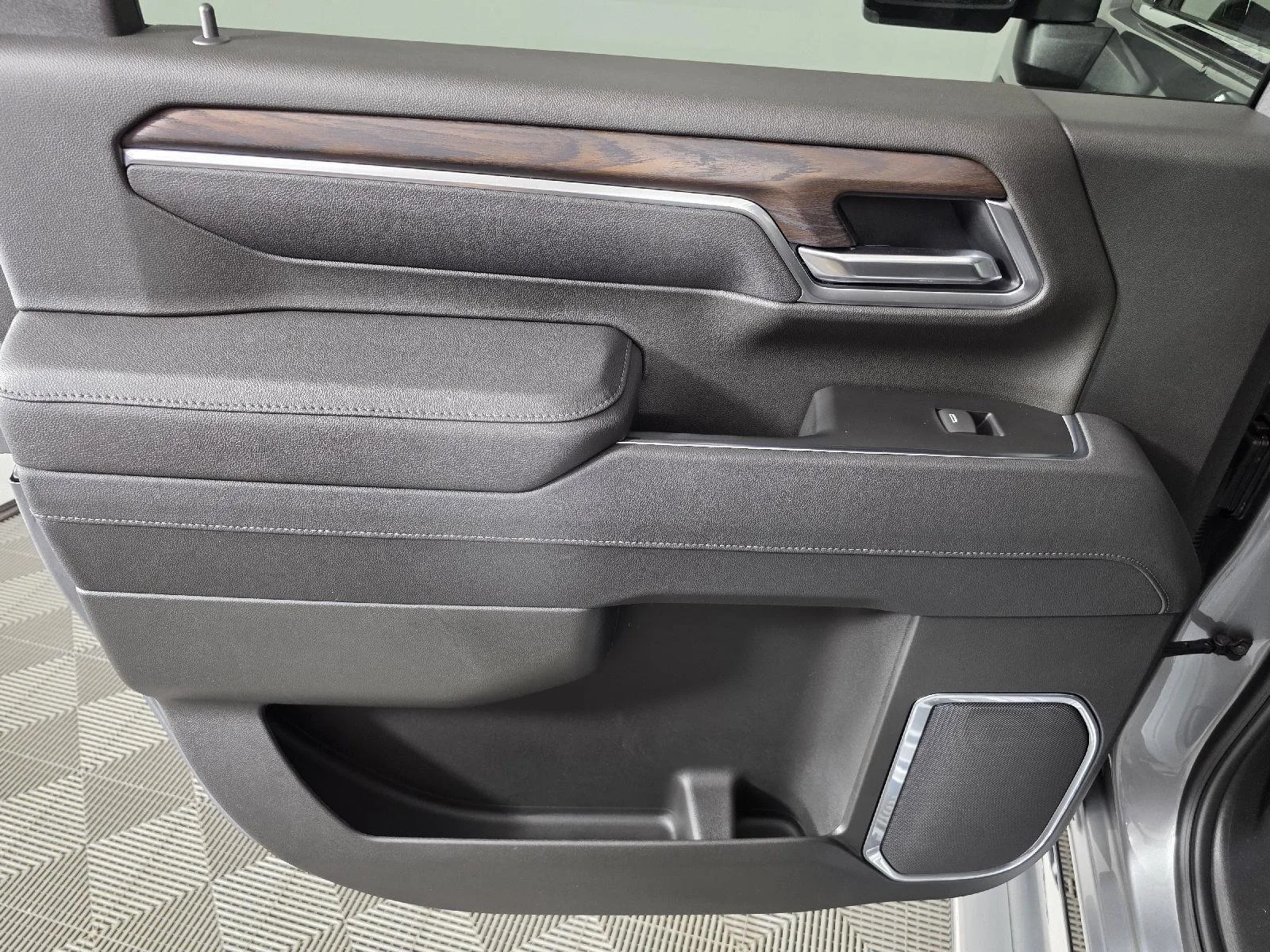 New 2025 Sterling Metallic GMC SLT image 17