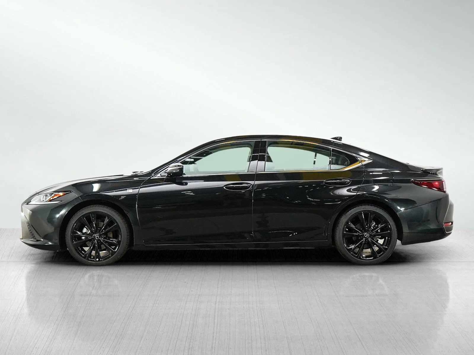 Used 2025 Obsidian Lexus 300h F SPORT Handling image 2