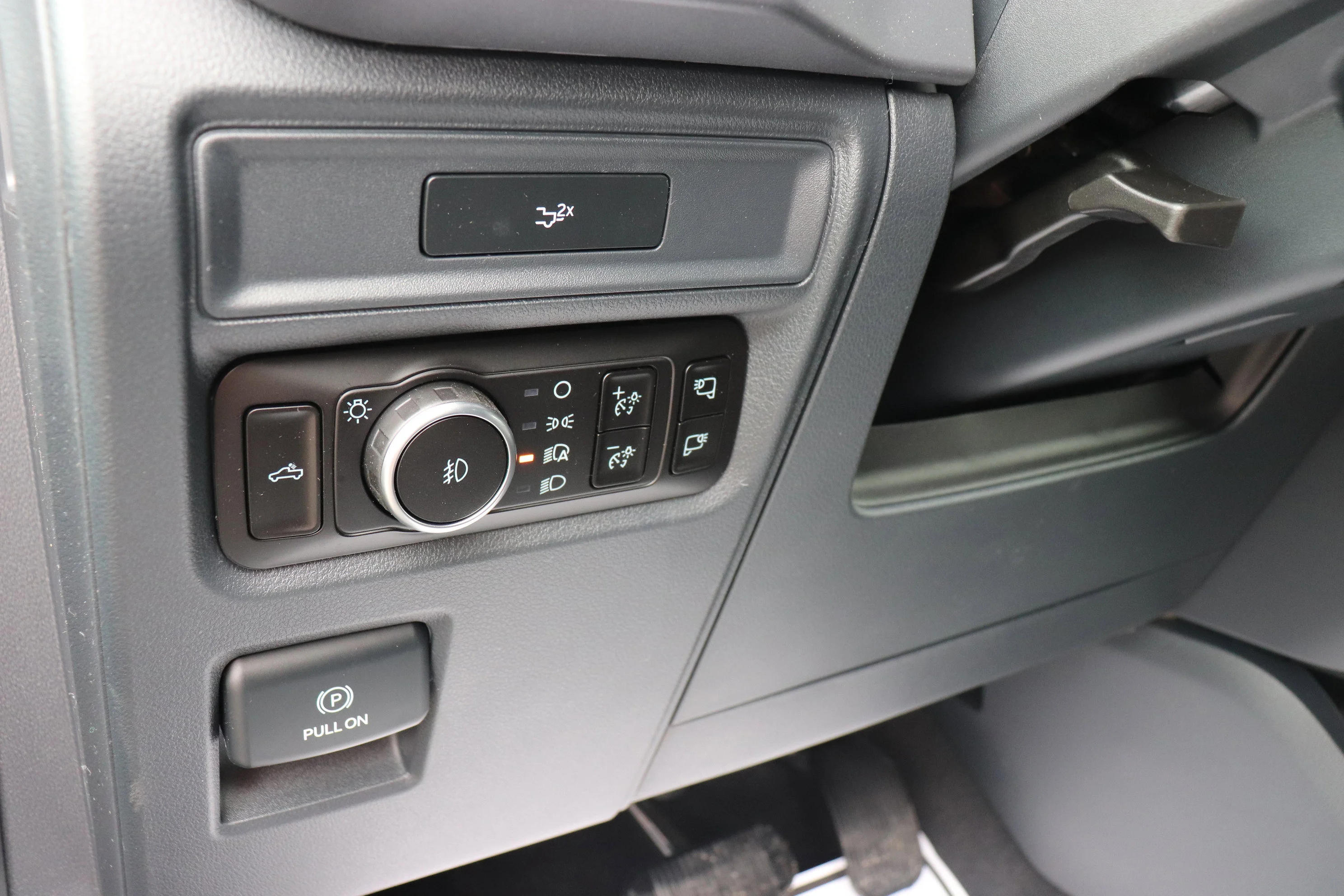 New 2026 CARBONIZED GREY METALLIC Ford XLT image 12