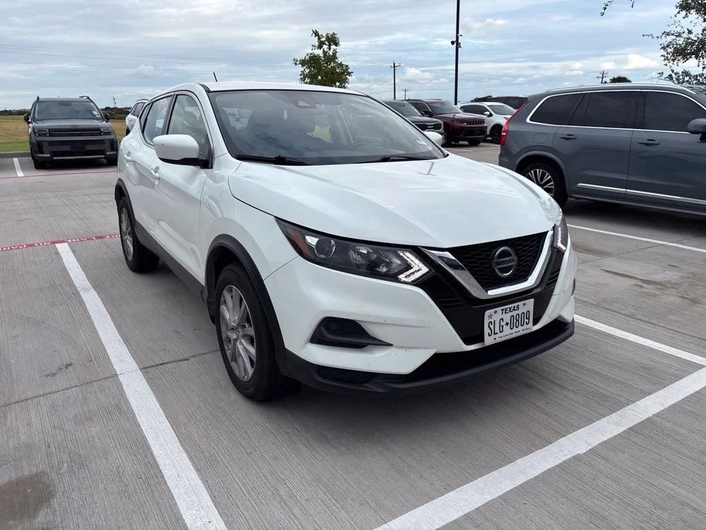 Used 2021 White Nissan S image 4
