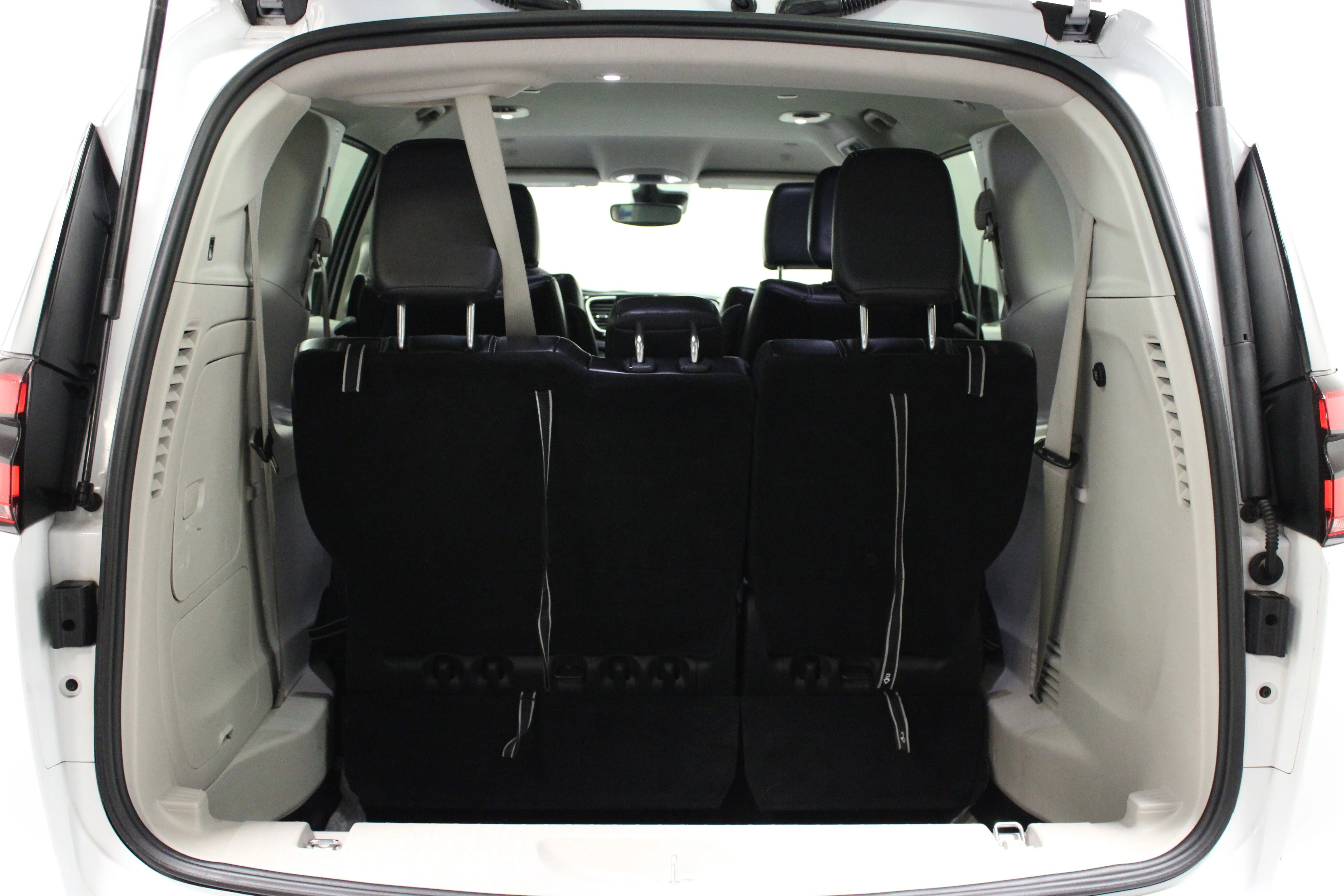 Used 2024 Bright White Clearcoat Chrysler Select image 15
