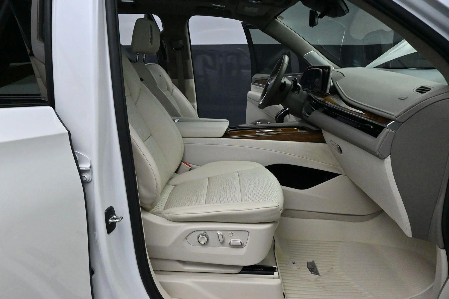 Used 2024 Crystal White Tricoat Cadillac Sport Platinum image 38