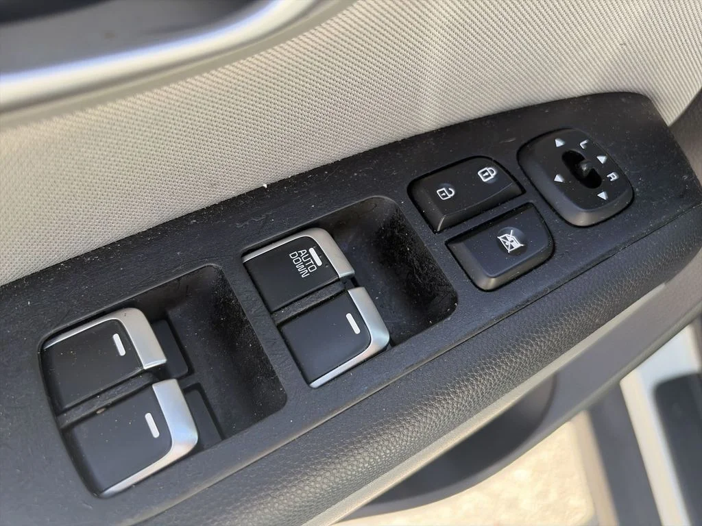 Used 2018 White Kia Base image 30
