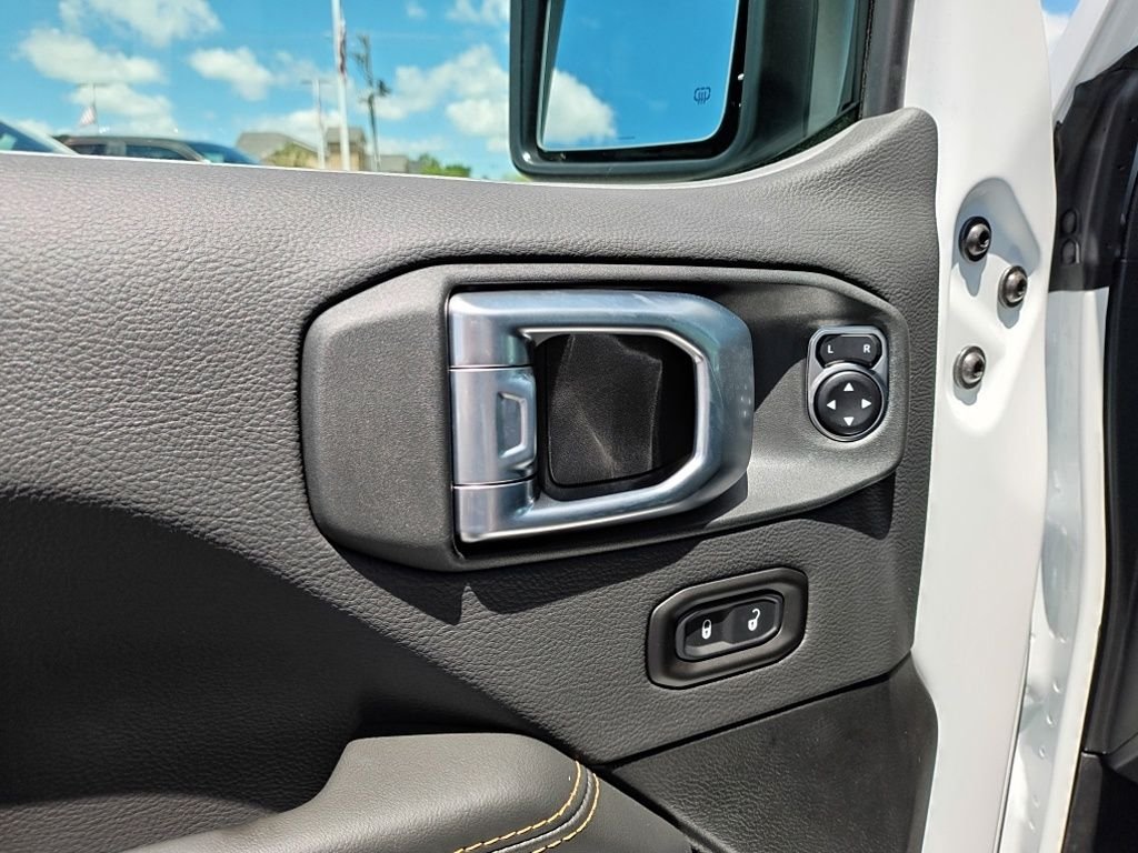 New 2026 Bright White Clear-Coat Exterior Paint Jeep Sahara image 19
