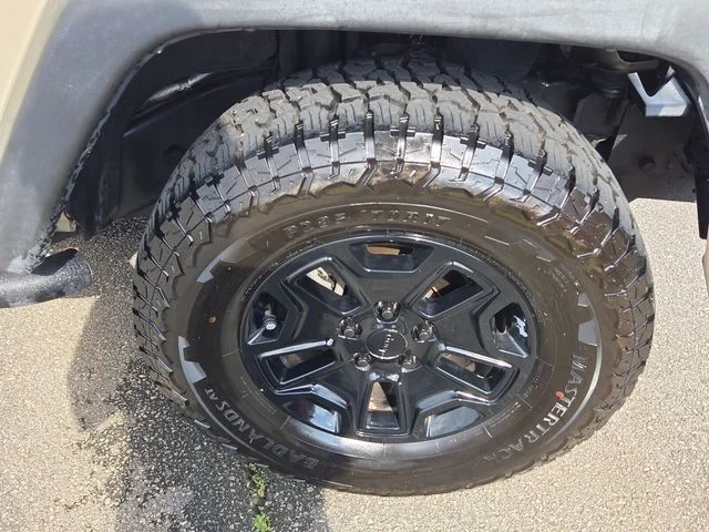 Used 2017  Jeep Sport image 16