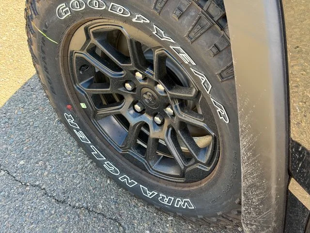 New 2026 Diamond Black Crystal Pearl-Coat Exterior Paint RAM Rebel image 12