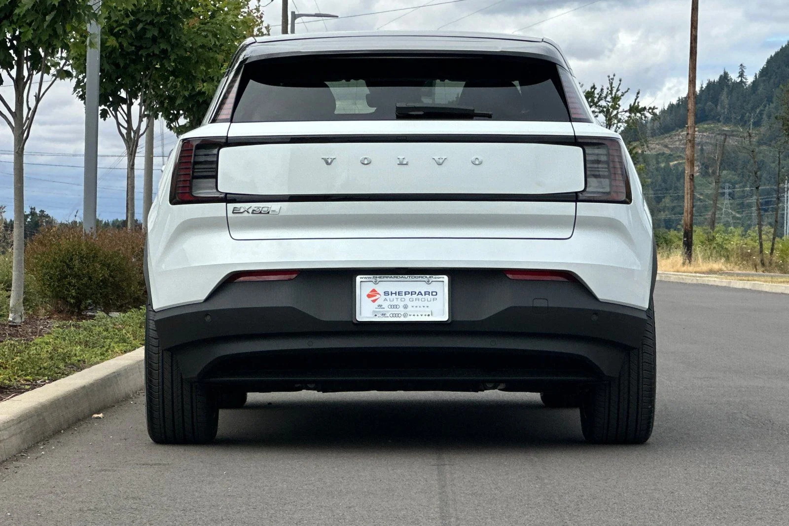 New 2026 Crystal White Volvo Plus image 4