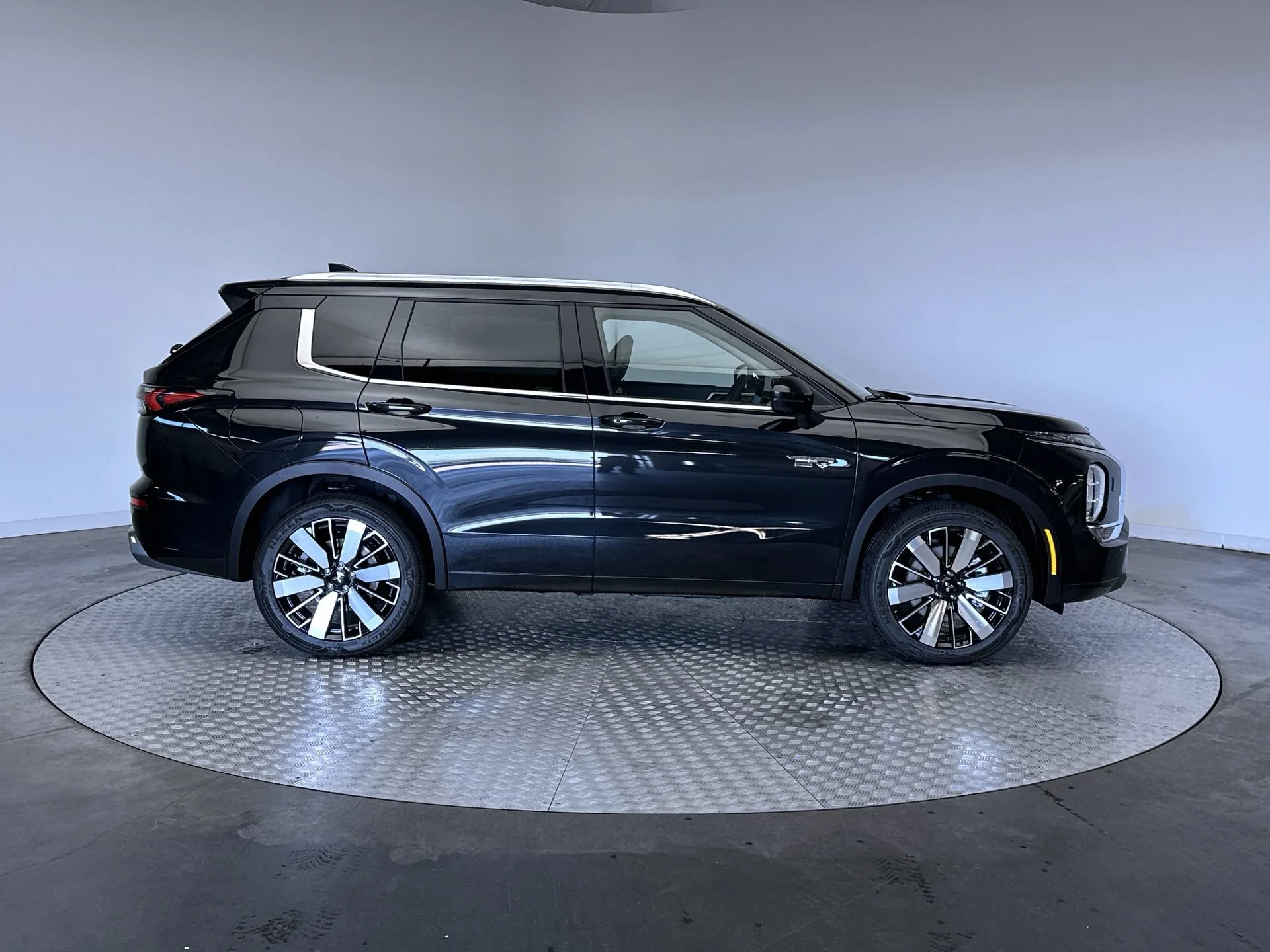 New 2026 Black Diamond Mitsubishi SEL image 10