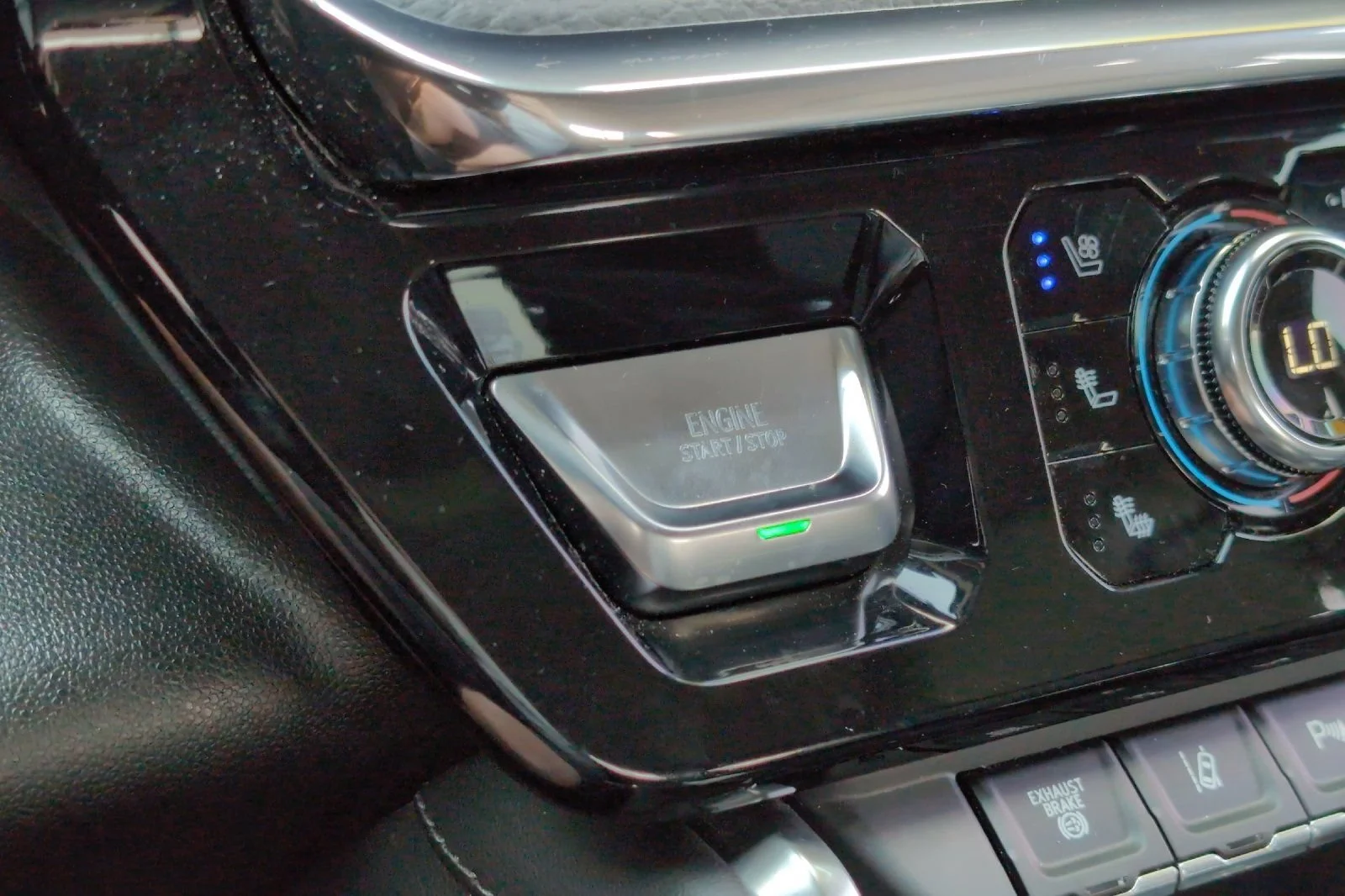Used 2024 White Frost Tricoat GMC Denali image 23