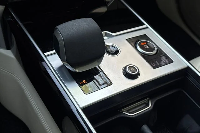 Used 2023 White Land Rover Autobiography image 22