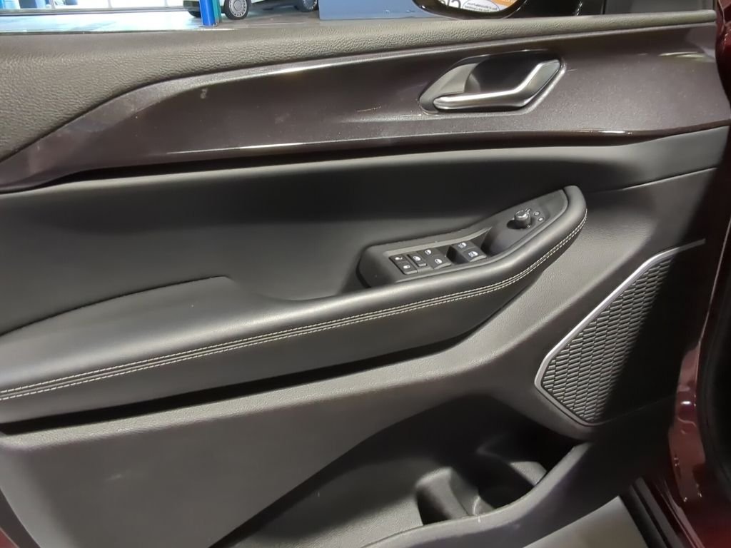 Used 2022 Red Jeep Altitude image 14