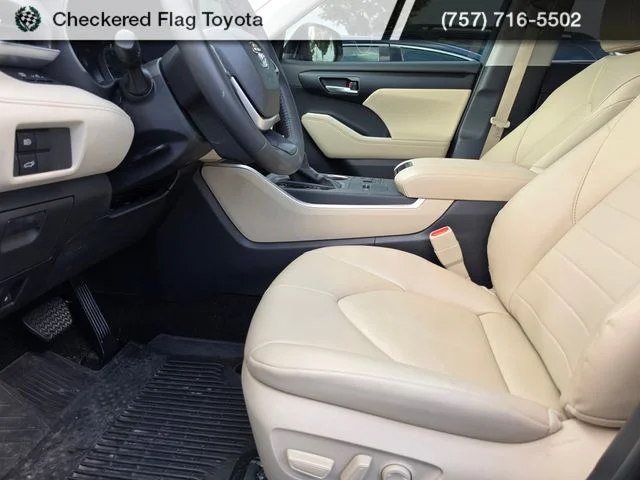 Used 2025 Wind Chill Pearl Toyota XLE image 8