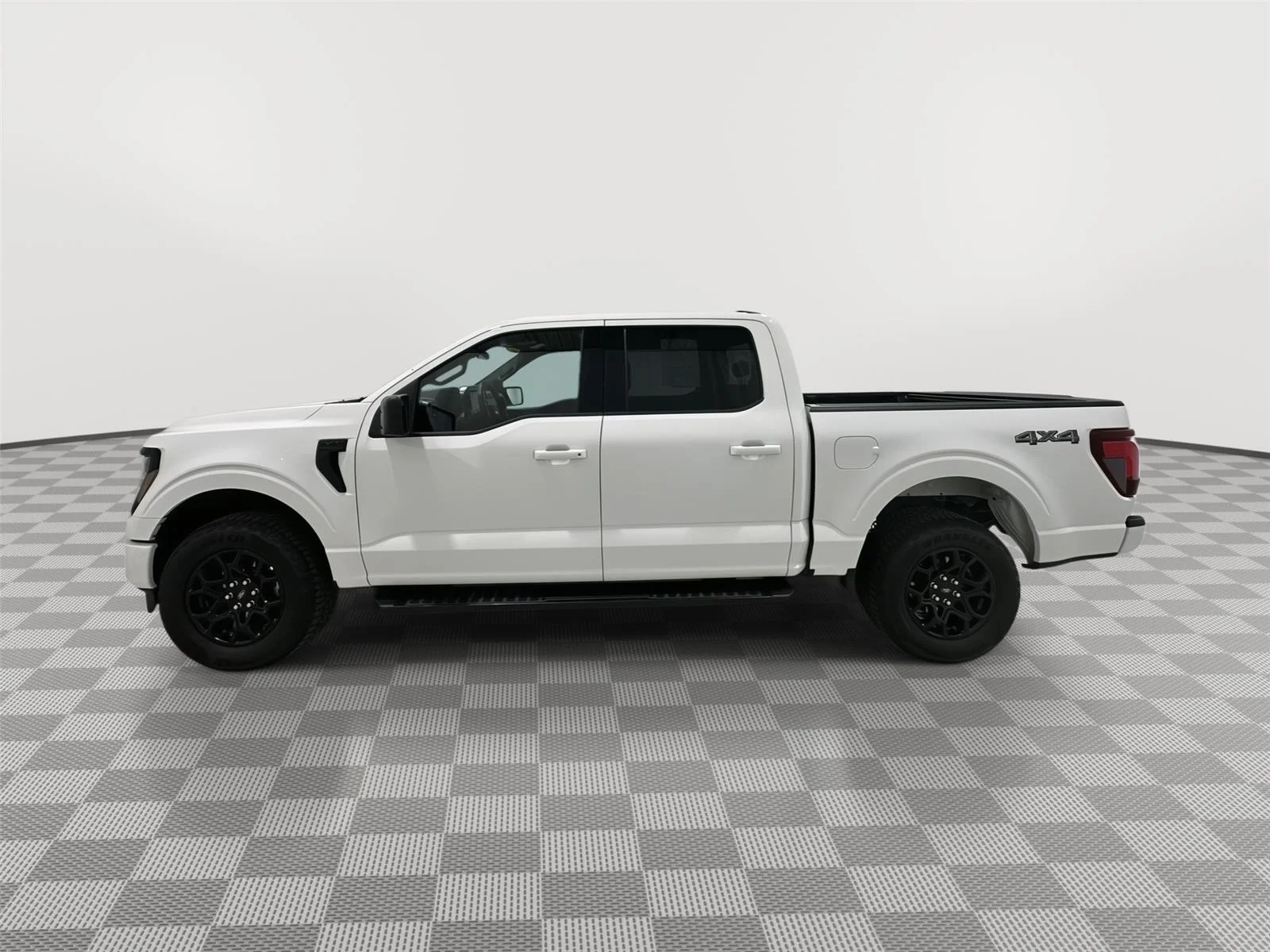 Used 2025 Oxford White Ford XLT image 2