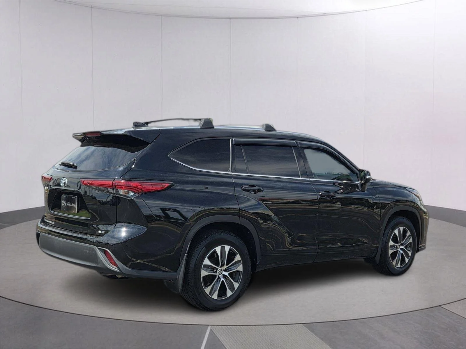 Used 2021 Midnight Black Metallic Toyota XLE image 5