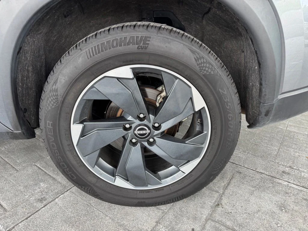 Used 2025 Gray Nissan SV image 4