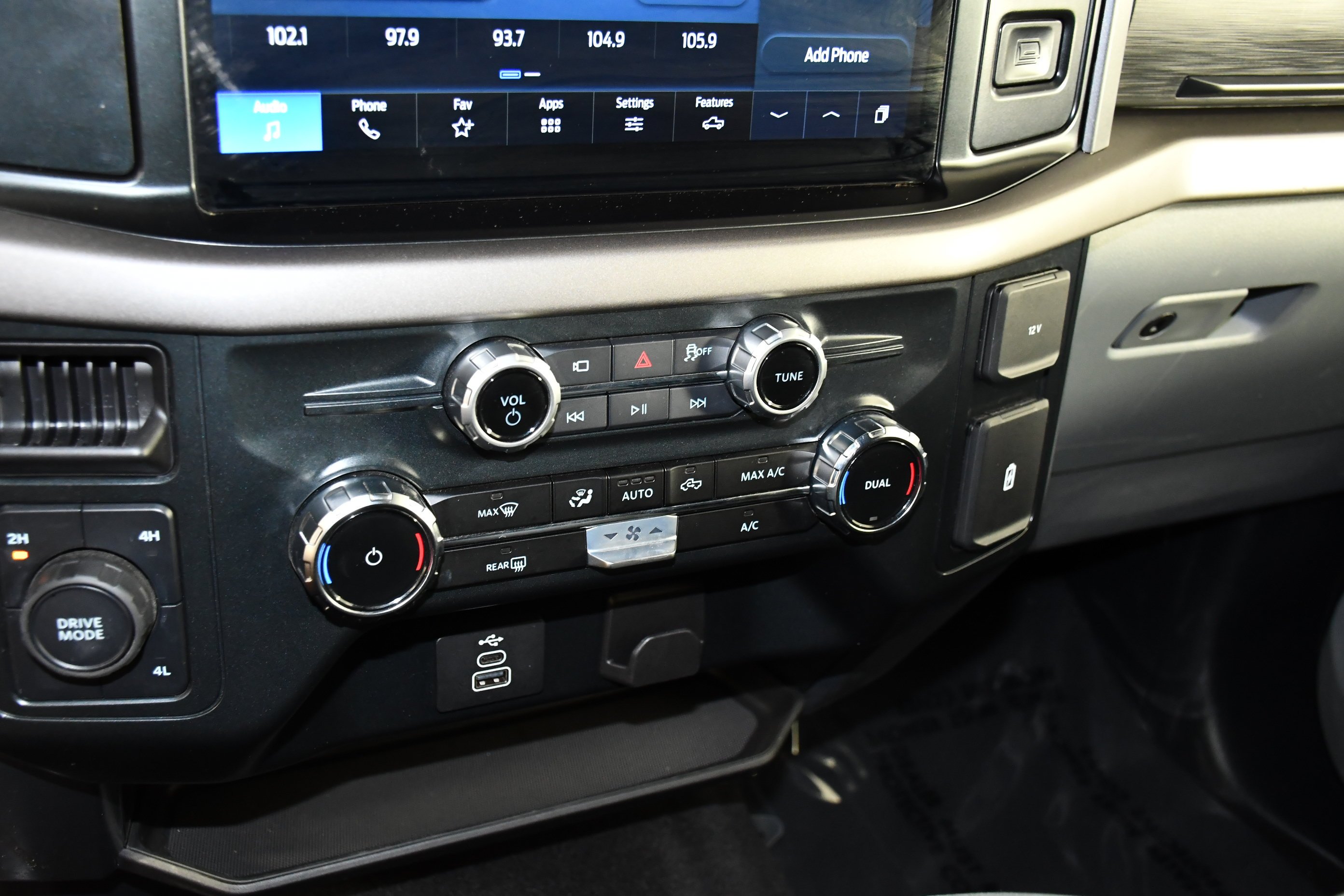Used 2025 Black Metallic Ford XLT image 31
