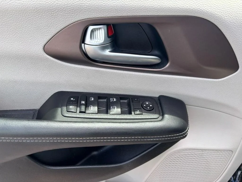 Used 2023  Chrysler LX image 10