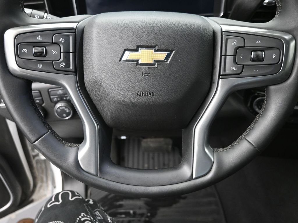 Used 2025 White Chevrolet LT image 17