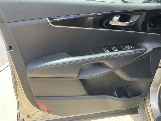Used 2017 Silver Kia L image 11