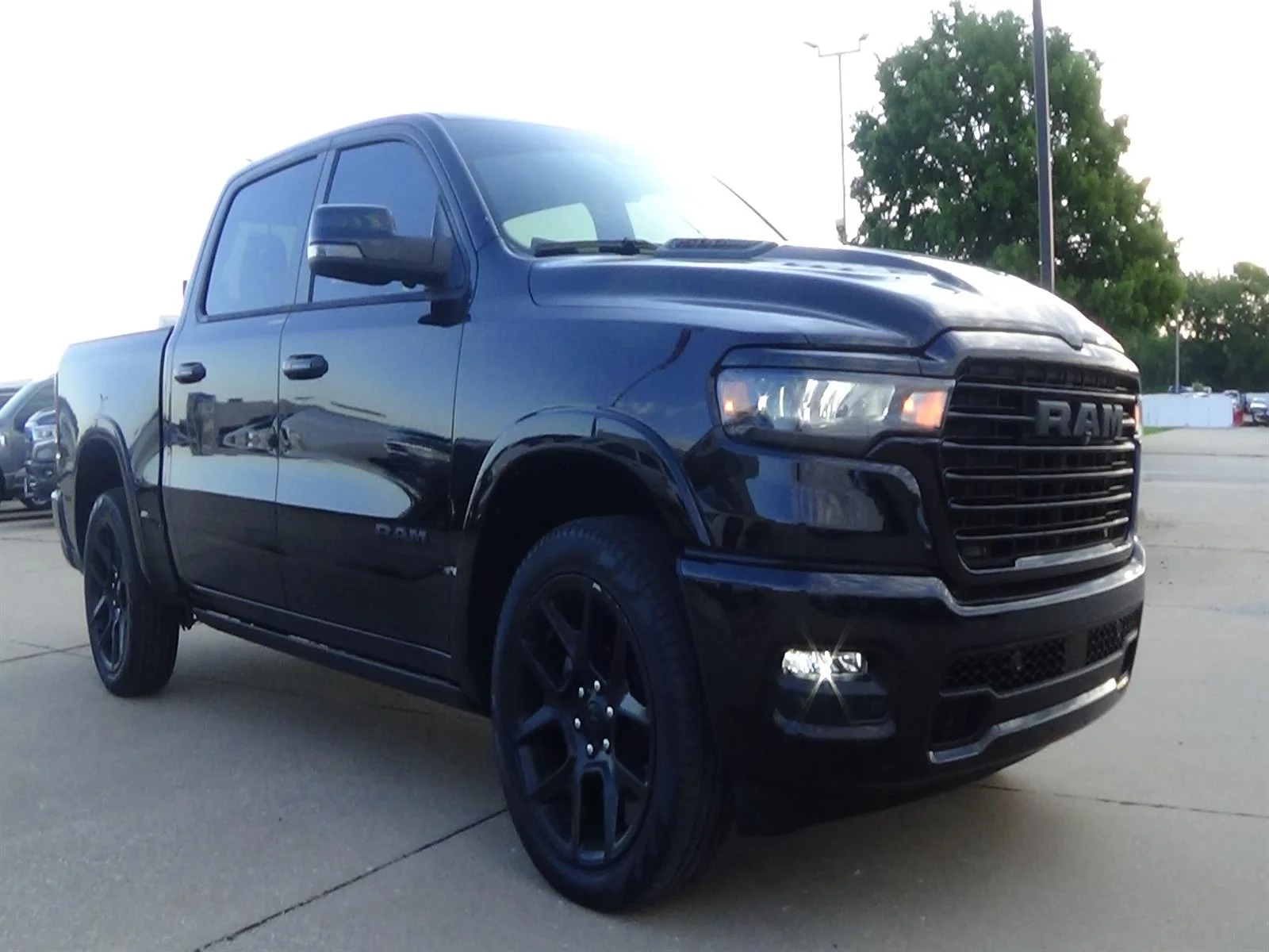 Used 2025 Diamond Black Crystal Pearl Coat (pxj) RAM Laramie image 4