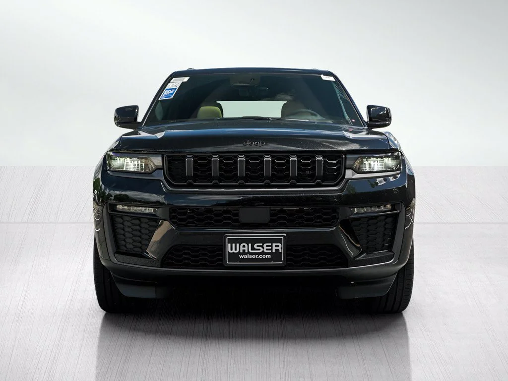 New 2026 Diamond Black Crystal Pearlcoat Jeep Limited image 2