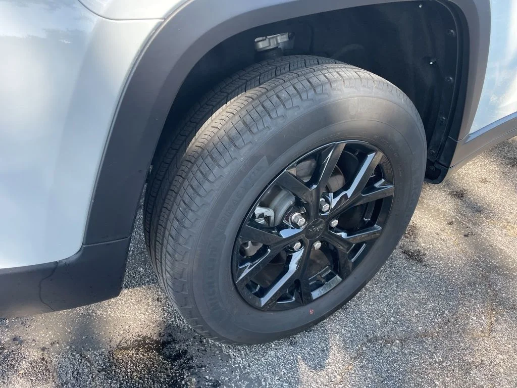 Used 2024 White Jeep Altitude image 11