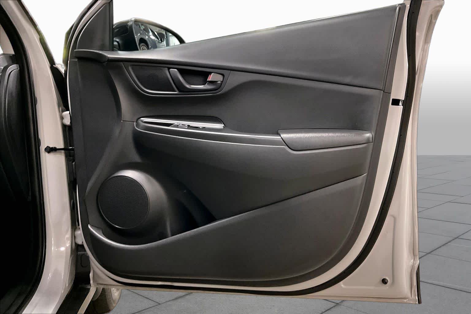 Used 2022 Cyber Silver w/Black Roof Hyundai SEL image 21