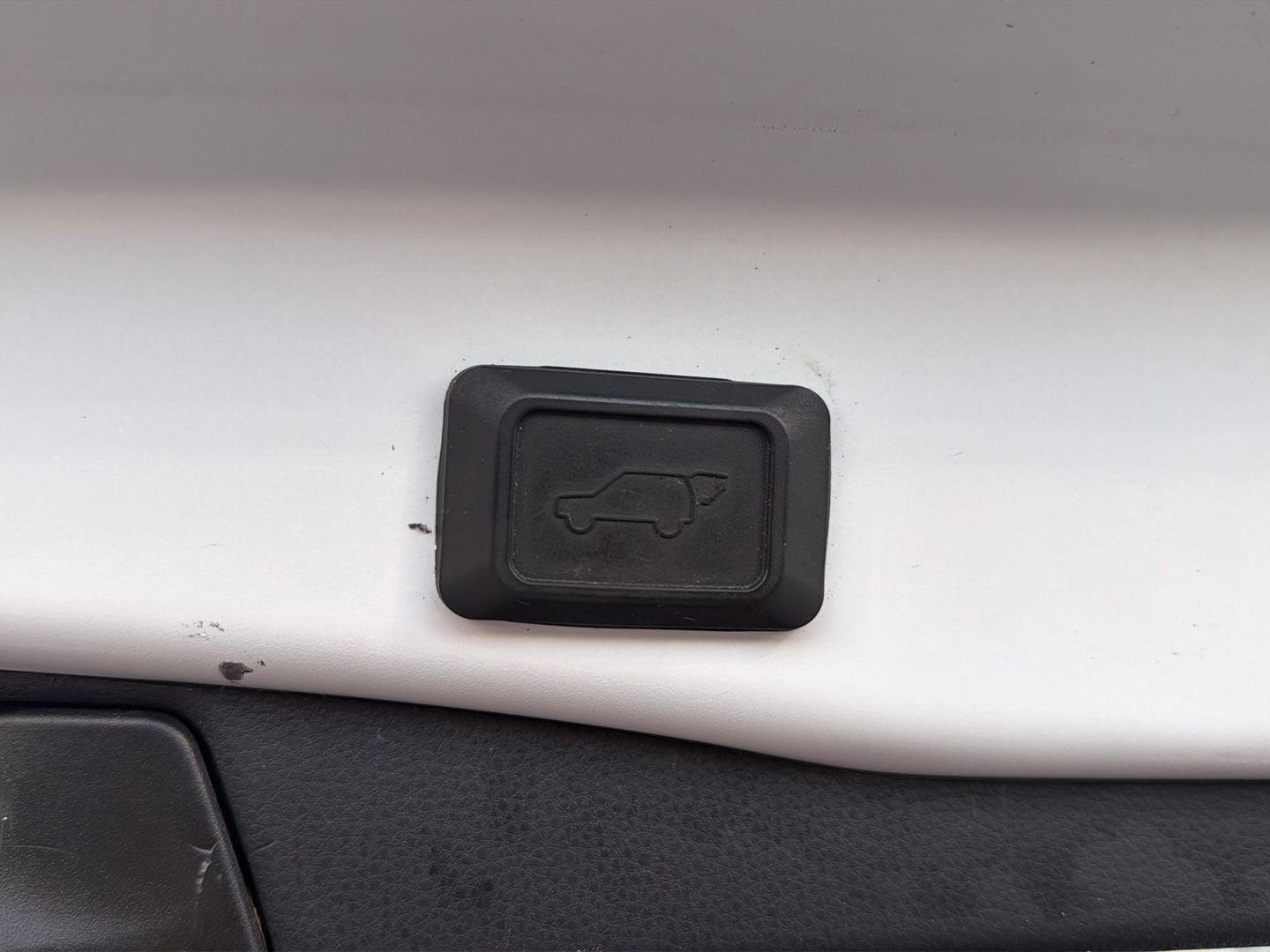 Used 2022 White Toyota XLE image 35