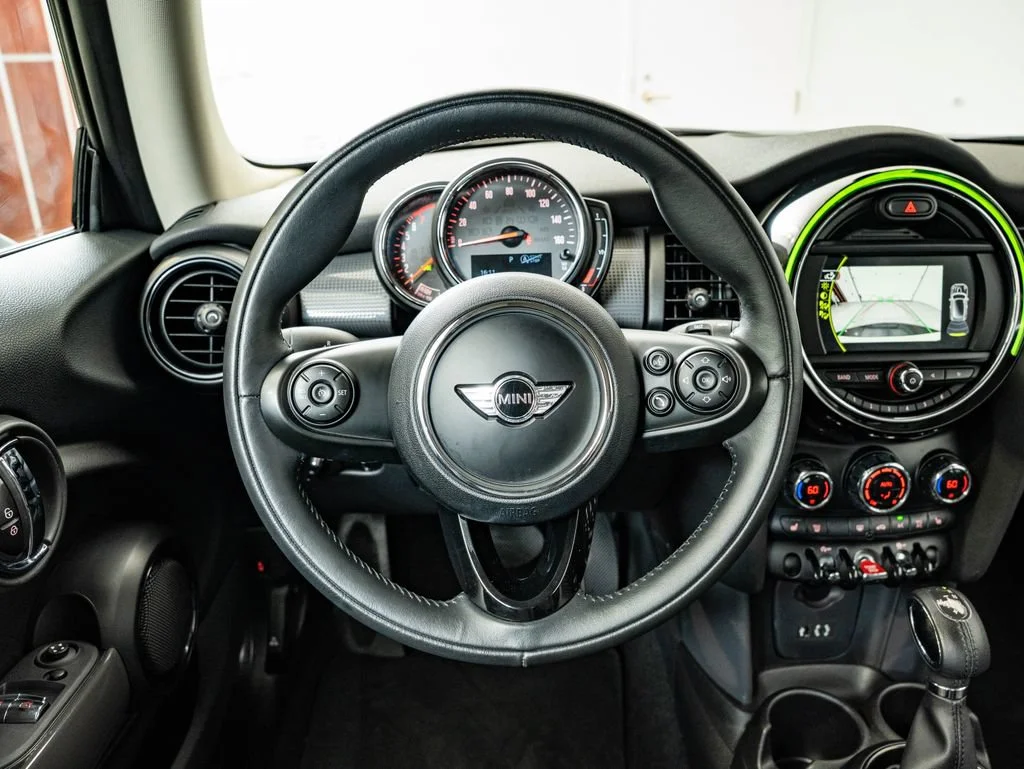 Used 2018 Pepper White MINI  image 37