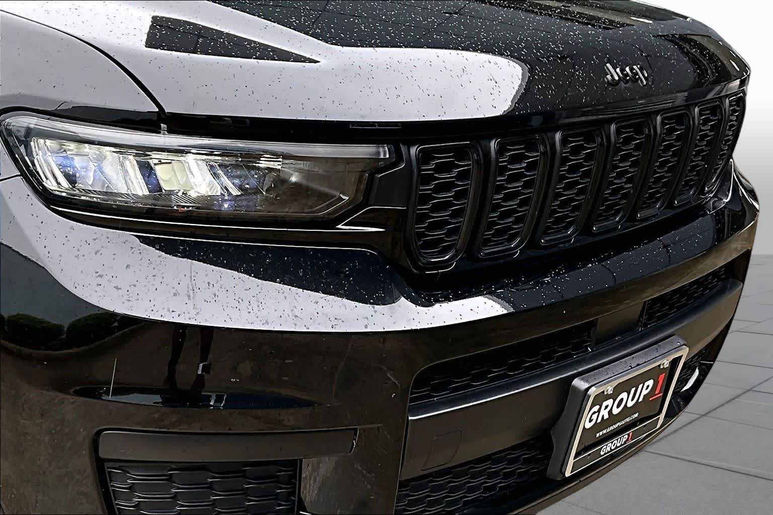 Used 2025 Diamond Black Crystal Pearlcoat Jeep Altitude X image 29