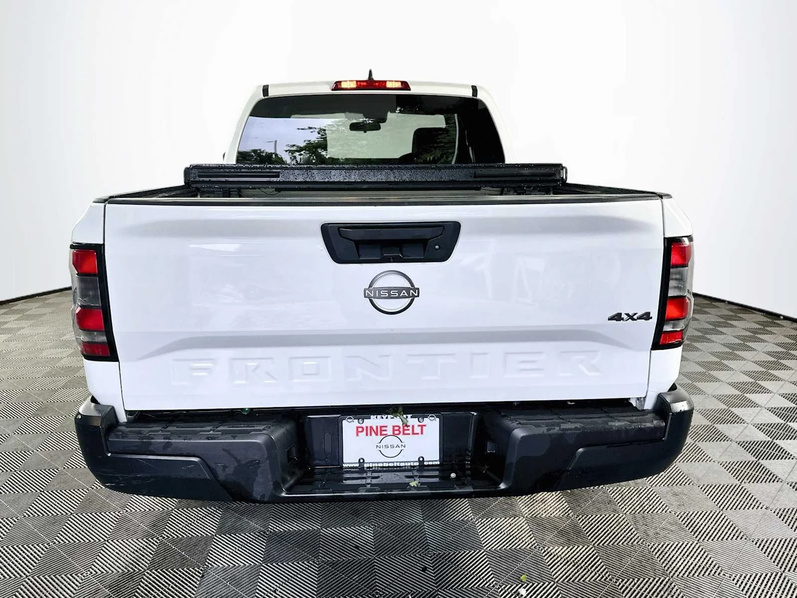 Used 2022 Glacier White Nissan S image 5