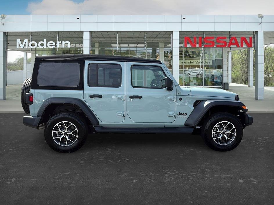 Used 2024 Earl Clearcoat Jeep Sport S image 6