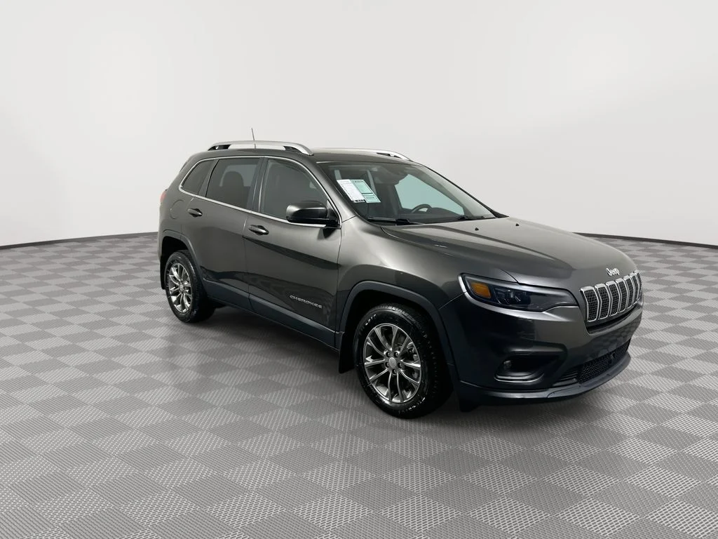 Used 2021 Gray Jeep Latitude Lux image 2