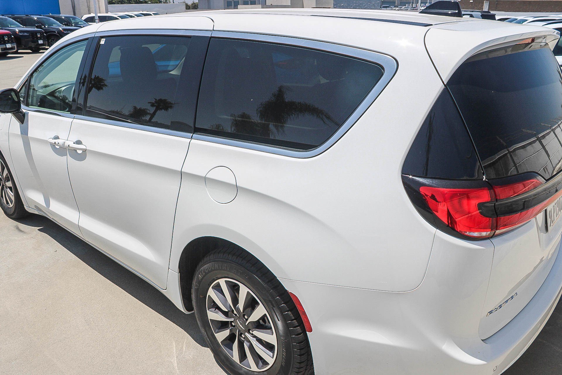 Used 2024 Bright White Clearcoat Chrysler Hybrid Select image 11