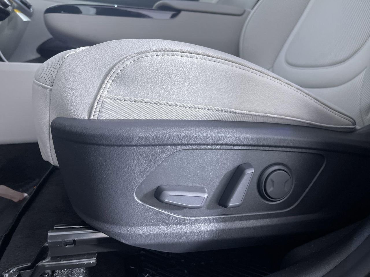 New 2026 Ecotronic Gray Hyundai Limited image 23