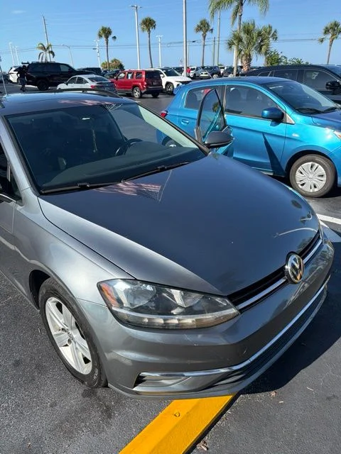 Used 2018 Gray Volkswagen SE image 3