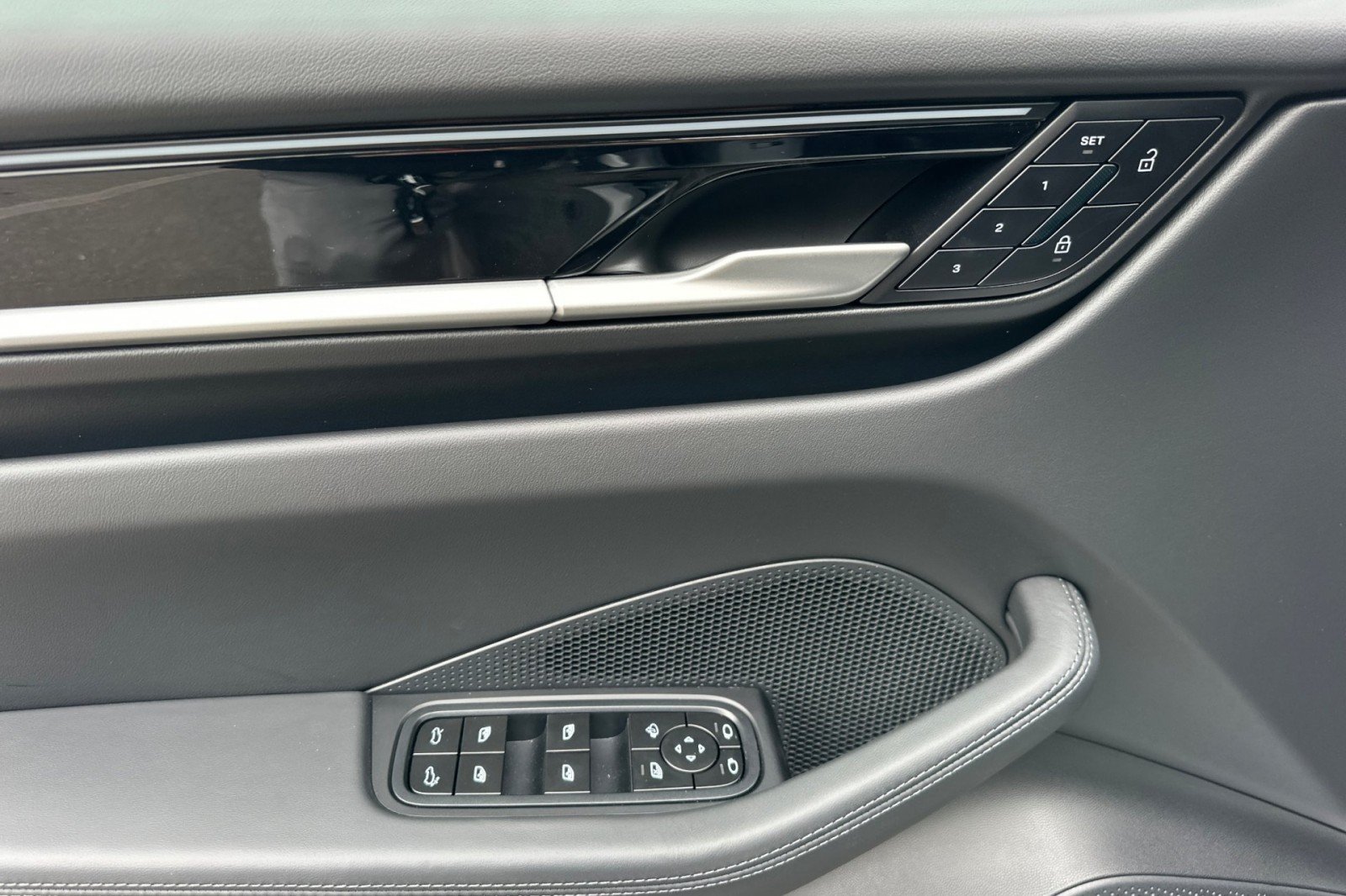 2026 Porsche Macan Base - Photo 12