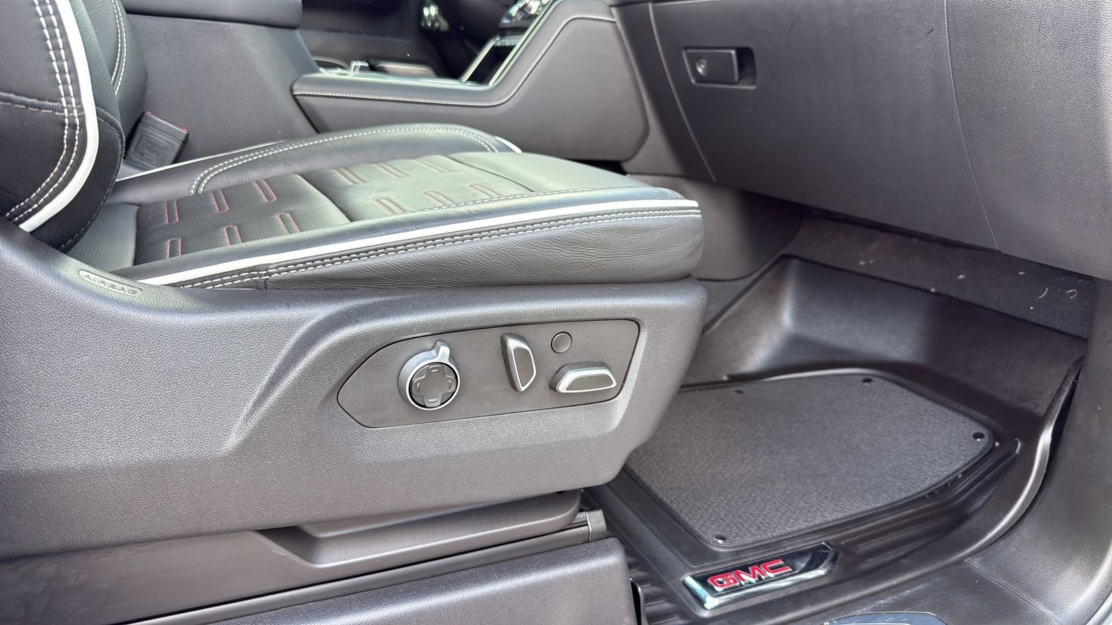 Certified Used 2024 White GMC AT4X image 24