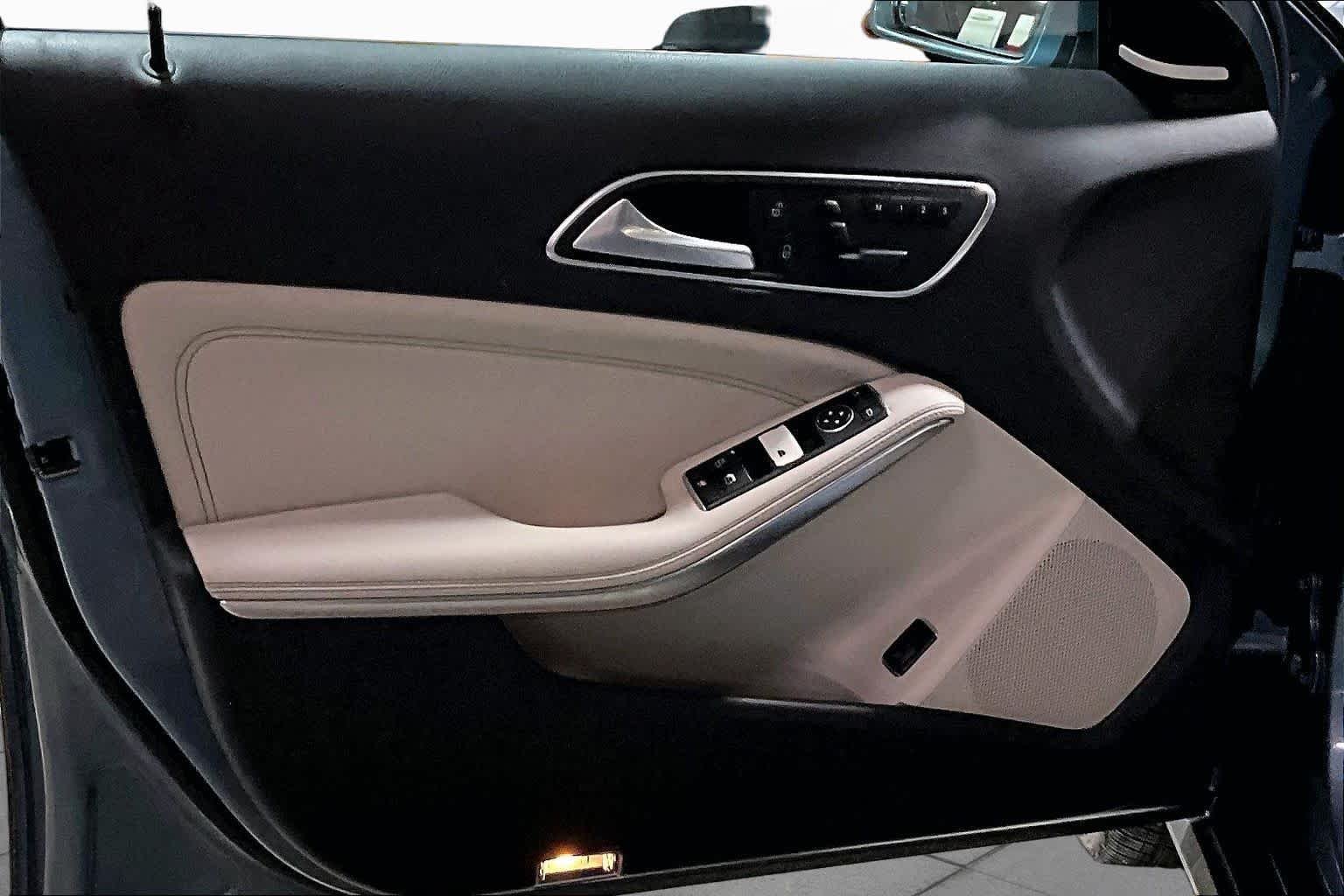 Used 2015 Universe Blue Metallic Mercedes-Benz GLA 250 image 22