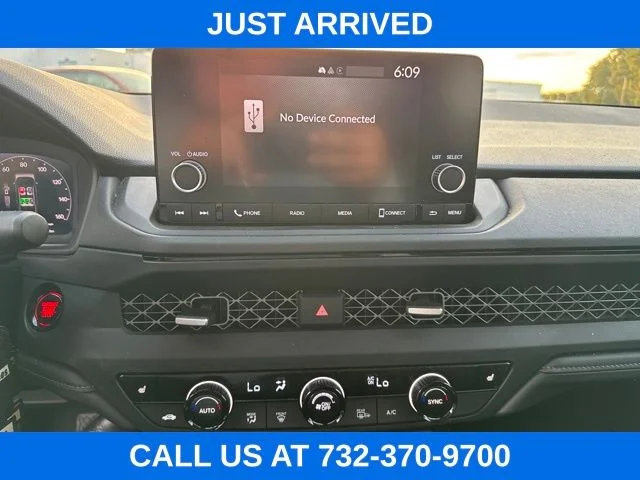 Used 2025 Crystal Black Pearl Honda SE image 9