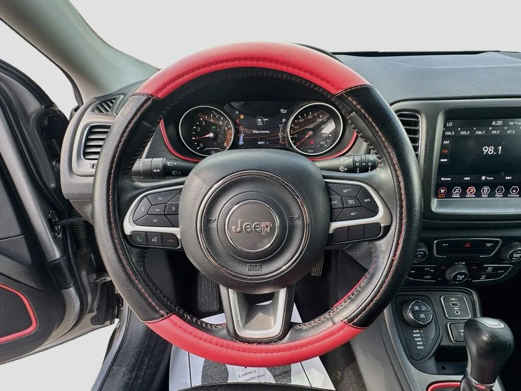 Used 2019 Silver Jeep Trailhawk image 11