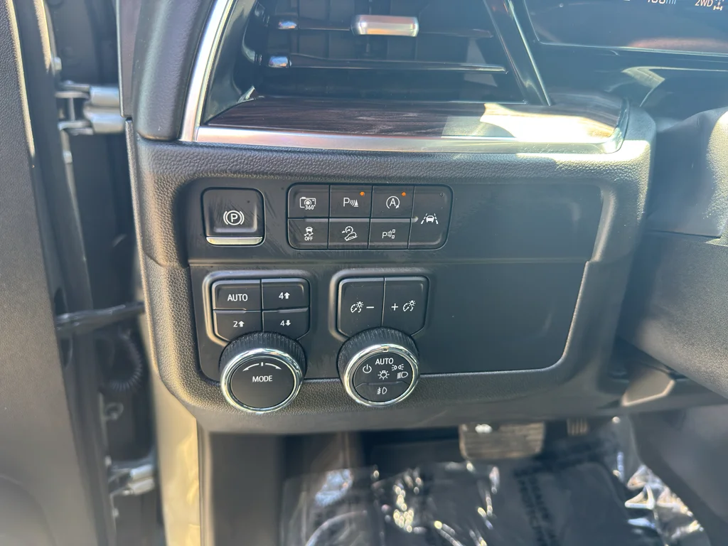 Used 2025 Gray Chevrolet Z71 image 25