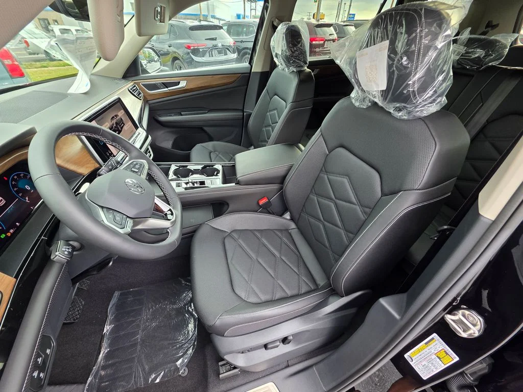New 2026 Deep Black Pearl Volkswagen SE w/Technology image 11