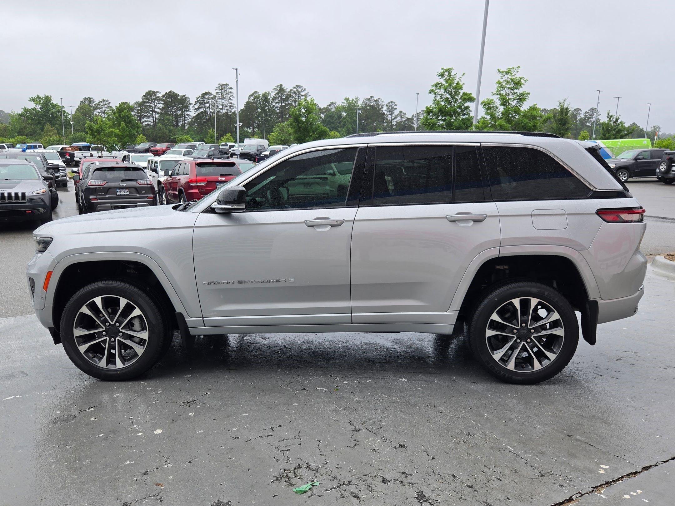 Used 2022 Silver Zynith Jeep Overland image 4