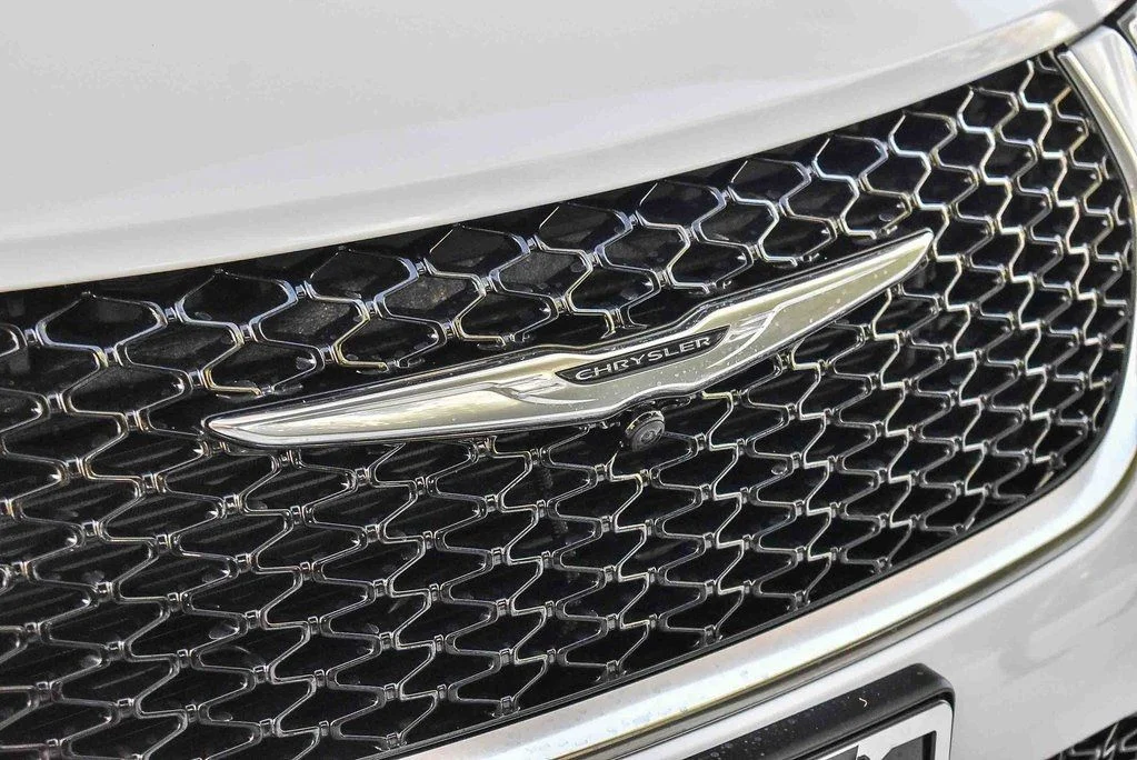 New 2026 Bright White Clear-Coat Exterior Paint Chrysler Pinnacle image 9