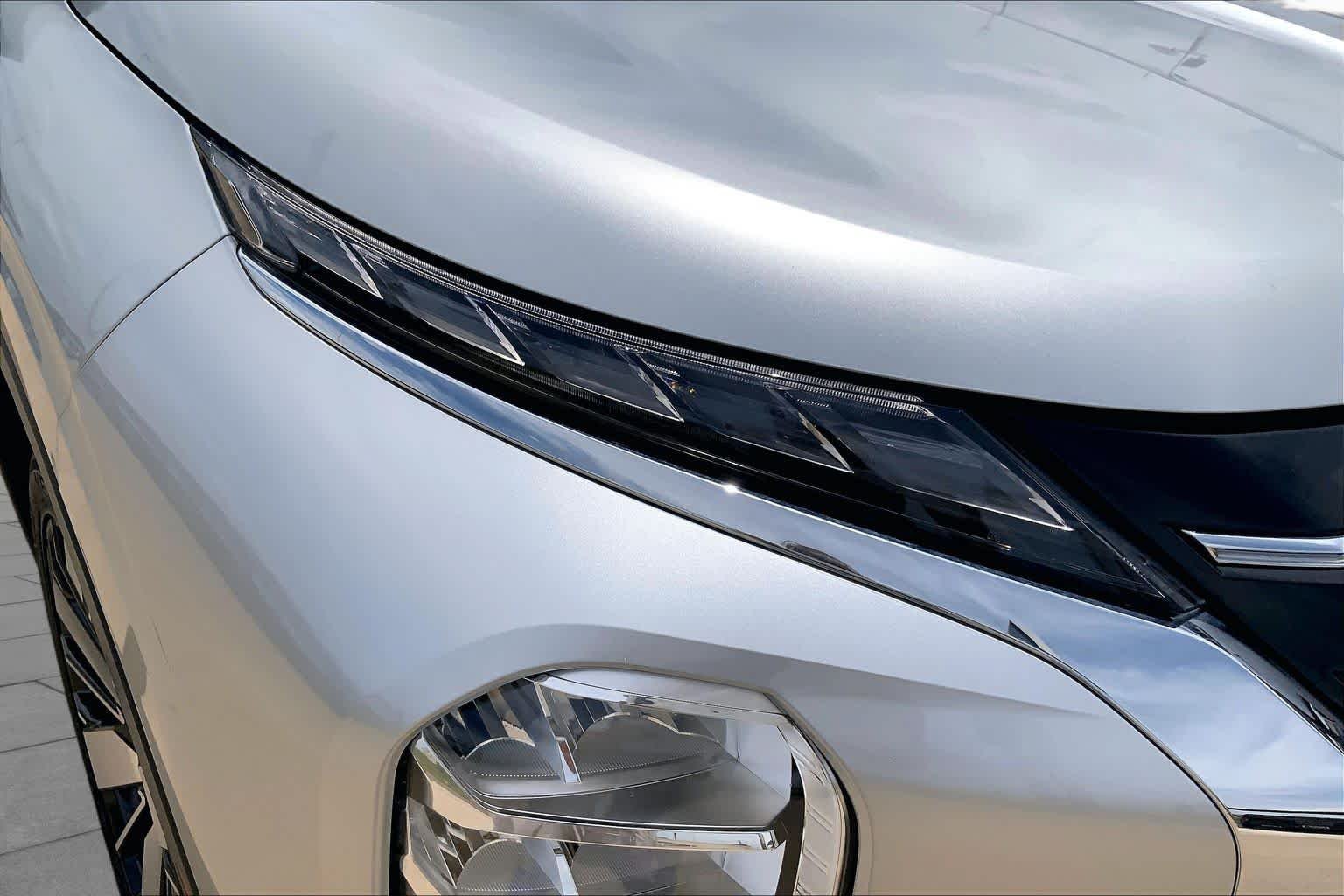 Used 2025 Alloy Silver Metallic Mitsubishi SE image 27