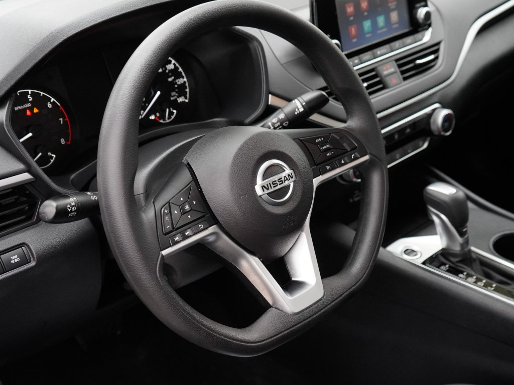 Used 2021 White Nissan 2.5 S image 15