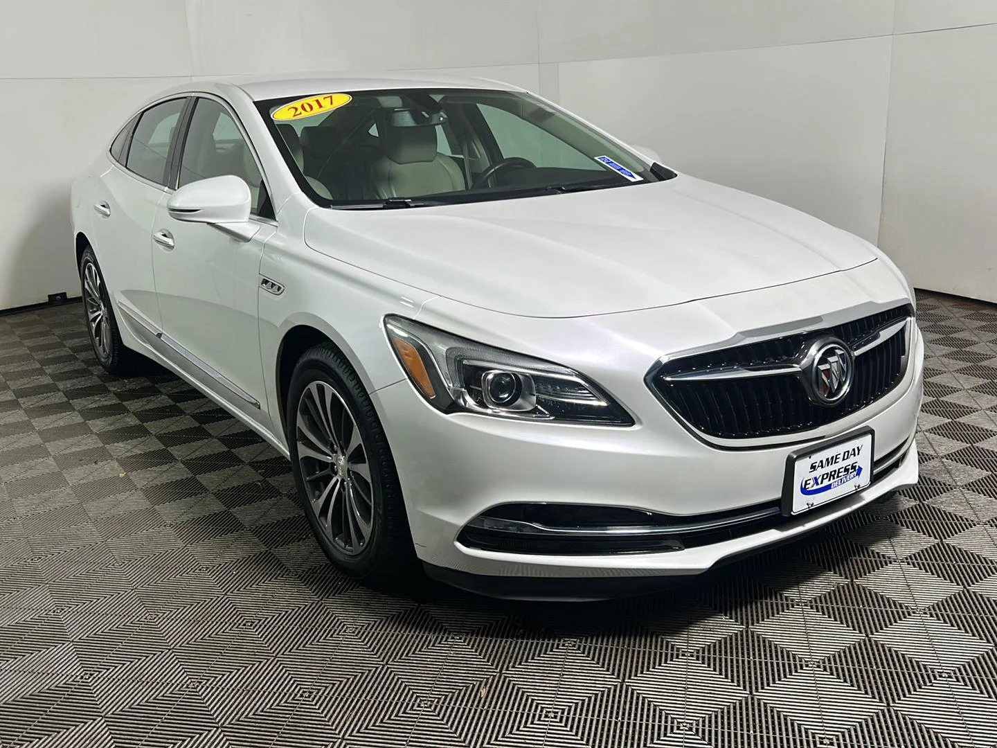 Used 2017 White Frost Tricoat Buick Essence image 4