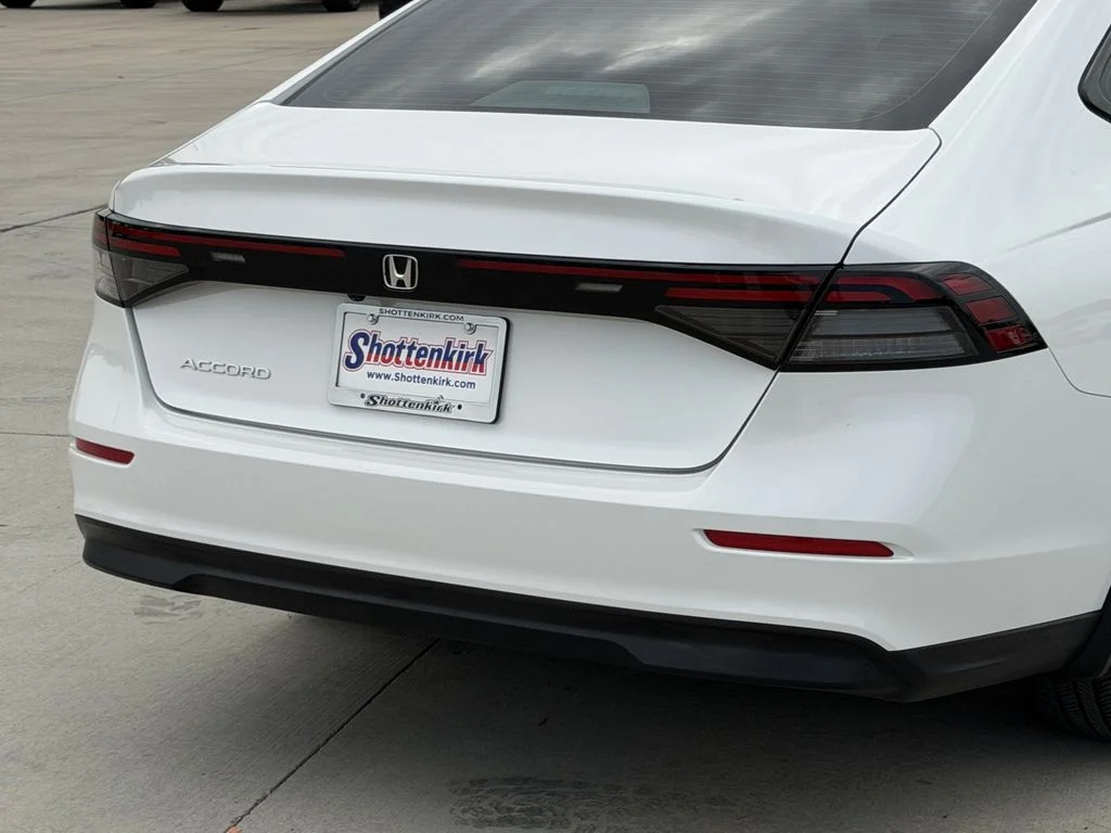 Used 2025 White Honda SE image 6
