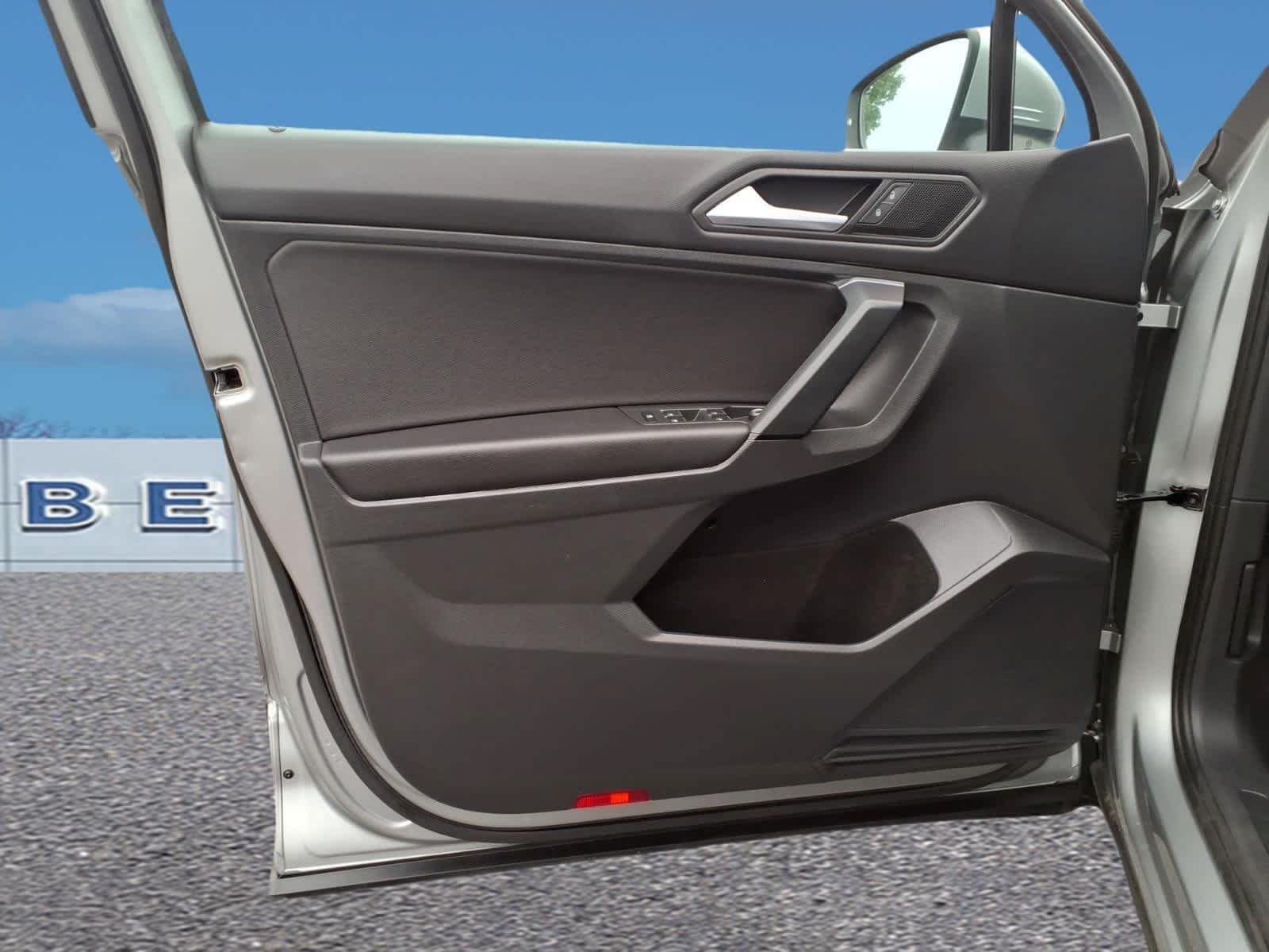 Used 2019 Pyrite Silver Metallic Volkswagen SE image 11